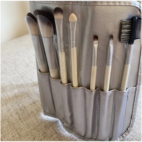 🪞 NWT Set 7 piece makeup brush glam set with silver roll up pouch - Picture 2 of 7